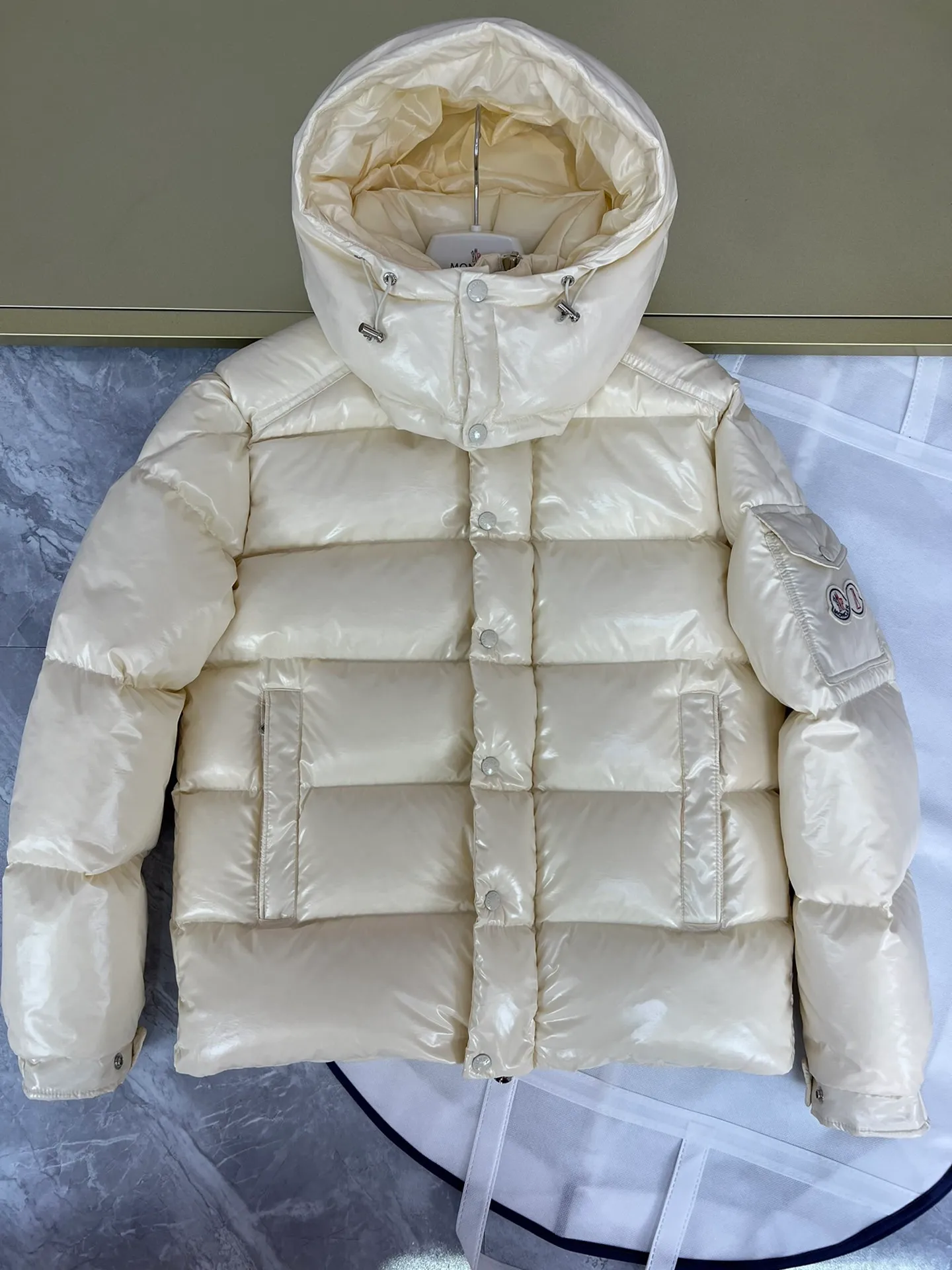 P390 Moncler/ 2026 70 、 。 DNA ， ， 。 Classic ， 、 。 Classic 70 。 Quality， 90 ，Premium Quality ， ，Black ！ Sizes M-3XL